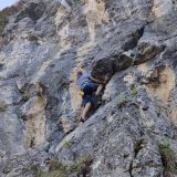 Tobias sieht sich die nächste Crux an bevor er weiterklettert
