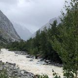 Über Nacht steigt der Wasserpegel des Flusses und auf den Bergen liegt Neuschnee