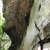 Barbara klettert am Riss entlang