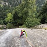 Den Schuh vorm nächsten Schritt schnell an der Hose abputzen